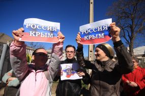 Местные жители возле КПП в/ч А1100