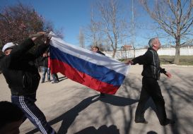 Местные жители возле КПП в/ч А1100