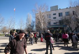 Местные жители возле КПП в/ч А1100