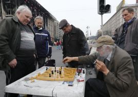 Люди играют в шахматы 