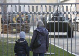 Женщина с мальчиком