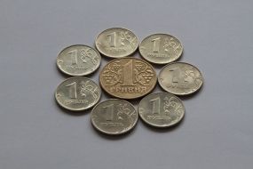 Ruble and hryvnia