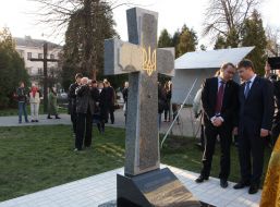 Igor Miroshnichenko and Aleksandr Mirny at the Monument