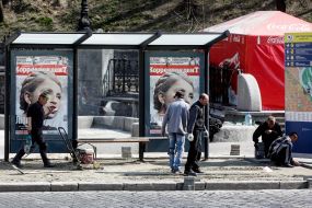 Рабочие укладывают тротуарную плитку