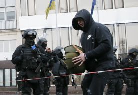 Активісти  "Правого сектора" виходять із готелю "Дніпро"