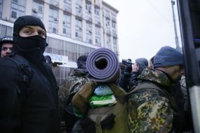 Активісти  "Правого сектора" виходять із готелю "Дніпро"