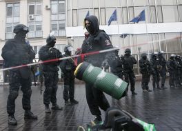 Активісти  "Правого сектора" виходять із готелю "Дніпро"