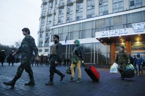 Активісти  "Правого сектора" виходять із готелю "Дніпро"