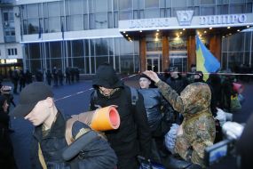 Активісти  "Правого сектора" виходять із готелю "Дніпро"