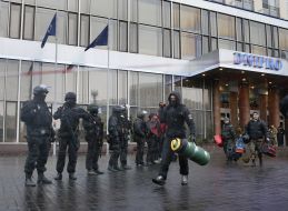 Активісти  "Правого сектора" виходять із готелю "Дніпро"