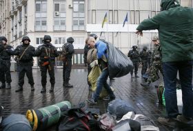 Активісти  "Правого сектора" виходять із готелю "Дніпро"