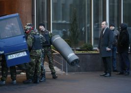 Андрій Парубій спостерігає за евакуацією  "Правого сектора"  із готелю "Дніпро"