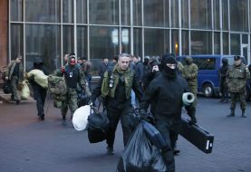 Активісти  "Правого сектора" виходять із готелю "Дніпро"