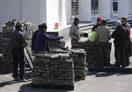 Відновлення тротуарної плитки в центрі Києва