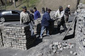 Відновлення тротуарної плитки в центрі Києва