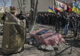 Memorial sign "Angels in white coats"