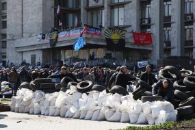 Pro-Russian activists build barricades