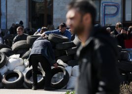 Pro-Russian activists build barricades