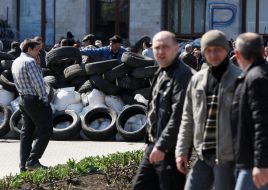 Pro-Russian activists build barricades