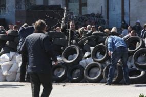 Pro-Russian activists build barricades