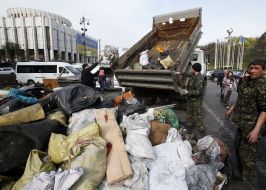 Работники коммунальной службы разбирают баррикады