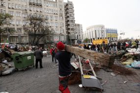 Communal service workers dismantled the barricades