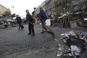 Communal service workers dismantled the barricades