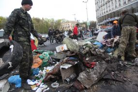 Communal service workers dismantled the barricades
