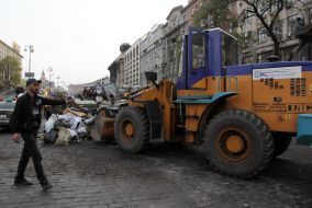 Communal service workers dismantled the barricades