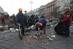 Communal service workers dismantled the barricades