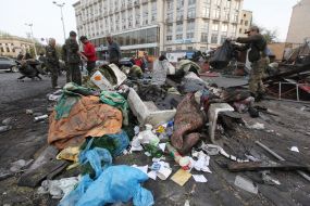 Communal service workers dismantled the barricades