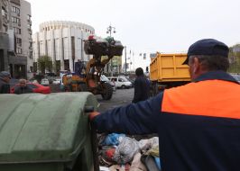 Communal service workers dismantled the barricades