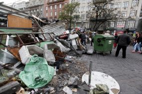 Communal service workers dismantled the barricades