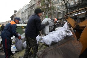 Communal service workers dismantled the barricades