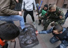 Self-defense of Maidan destroys the bas-relief of Lenin