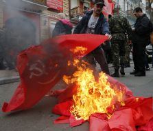 Self-defense of Maidan burn flags of the Communist Party