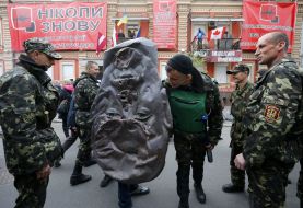 Self-defense of Maidan destroys the bas-relief of Lenin