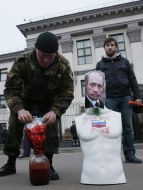 Activist lowers the blood Putin's portrait