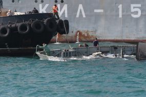 Auxiliary vessels Russian Black Sea Fleet raise submerged ship