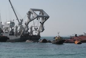 Auxiliary vessels Russian Black Sea Fleet raise submerged ship