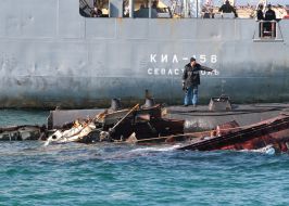 Auxiliary vessels Russian Black Sea Fleet raise submerged ship