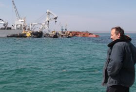 Auxiliary vessels Russian Black Sea Fleet raise submerged ship