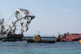 Auxiliary vessels Russian Black Sea Fleet raise submerged ship