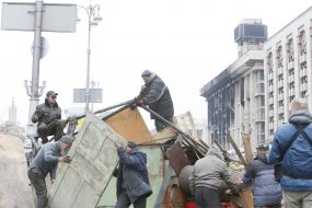 Communal service workers dismantled the barricades