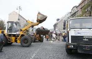 Communal service workers dismantled the barricades