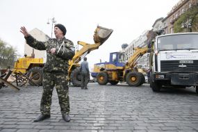 Communal service workers dismantled the barricades