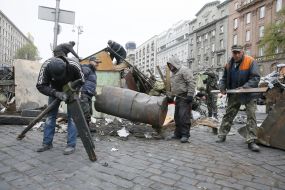 Communal service workers dismantled the barricades