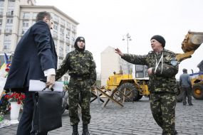 Communal service workers dismantled the barricades