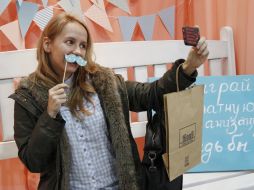 Девушка на выставке