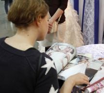 Девушка рассматривает каталог